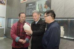 李规复一行细致了德化陶瓷的制做过程